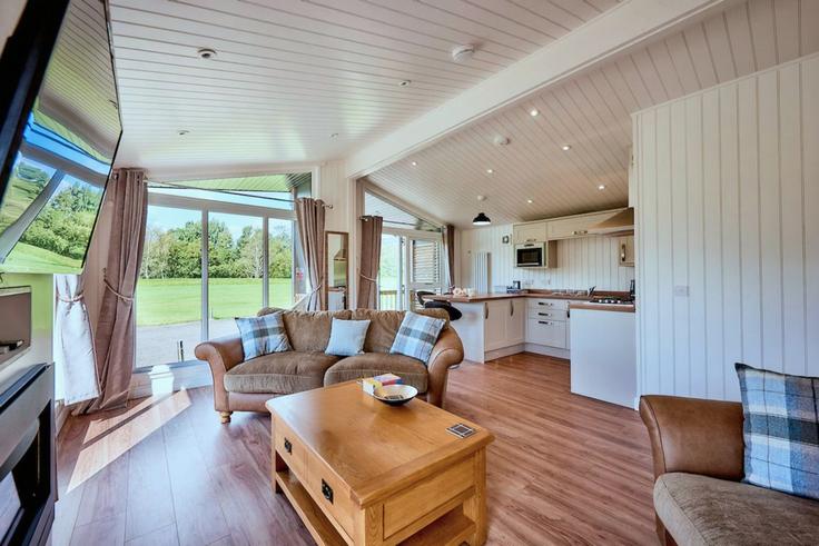 Sala de estar elegantemente projetada com móveis modernos em um apartamento no Building Brickwork Cottages - finest-retreats - 1385199 em Errol, Perth