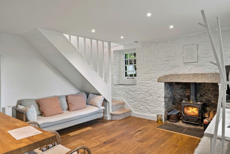 Sala de estar elegantemente projetada com móveis modernos em um apartamento no Building Horse Shoe Cottage - finest-retreats - 1390968 em Teignbridge, Totnes Sala de estar elegantemente projetada com móveis modernos em um apartamento no Building Horse Shoe Cottage - finest-retreats - 1390968 em Teignbridge, Totnes