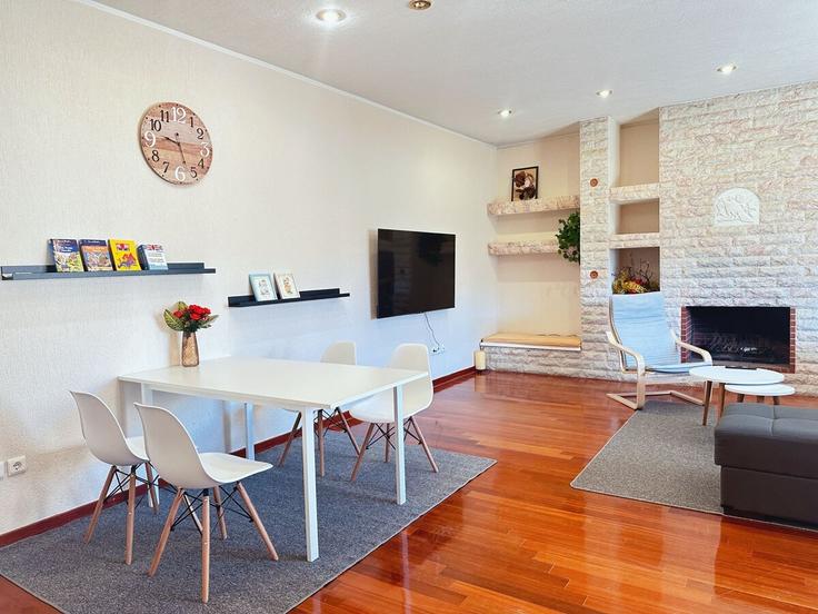 South Athens, Athens에 위치한 Building Gortinias - firebird-europe-real-estate - 1353864 아파트의 세련된 인테리어가 돋보이는 거실