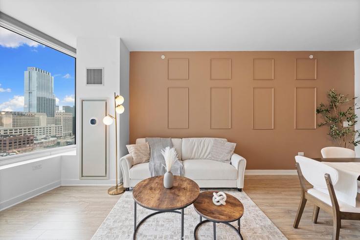 Elegant gestaltetes Wohnzimmer mit moderner Einrichtung in einer Wohnung im Building South Wells Street - first-class-rentals-llc - 1310546 - CHI in Chicago, Chicago Elegant gestaltetes Wohnzimmer mit moderner Einrichtung in einer Wohnung im Building South Wells Street - first-class-rentals-llc - 1310546 - CHI in Chicago, Chicago