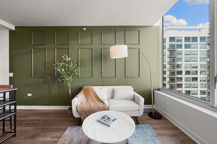 Elegant gestaltetes Wohnzimmer mit moderner Einrichtung in einer Wohnung im Building South Wells Street - first-class-rentals-llc - 1310542 - CHI in Chicago, Chicago Elegant gestaltetes Wohnzimmer mit moderner Einrichtung in einer Wohnung im Building South Wells Street - first-class-rentals-llc - 1310542 - CHI in Chicago, Chicago