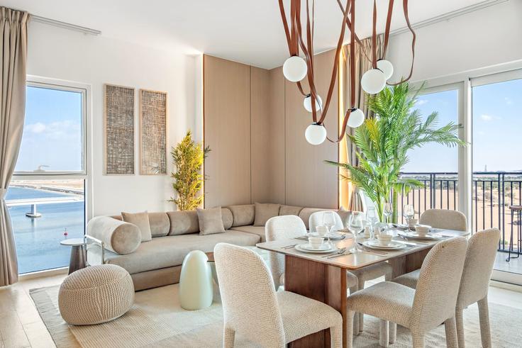 Elegante sala de estar con mobiliario moderno en un apartamento en Building Tariaq Bedon Esm - first-class - 1381304 en Yas Island, Abu Dhabi