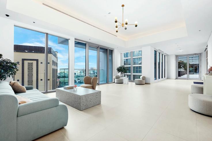 Elegant gestaltetes Wohnzimmer mit moderner Einrichtung in einer Wohnung im Building Sh Mohammed Bin Rashid Blvd - first-class - 1336304 in Downtown Dubai, Dubai Elegant gestaltetes Wohnzimmer mit moderner Einrichtung in einer Wohnung im Building Sh Mohammed Bin Rashid Blvd - first-class - 1336304 in Downtown Dubai, Dubai