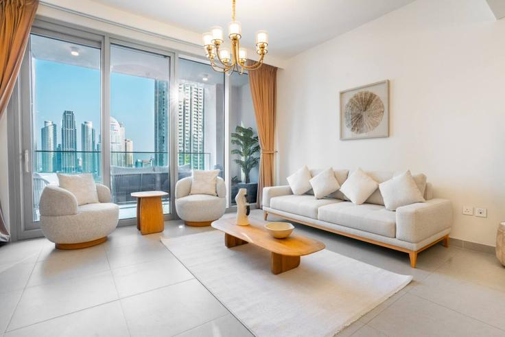 Elegante sala de estar con mobiliario moderno en un apartamento en Building Sh Mohammed Bin Rashid Blvd - first-class - 1336304 en Downtown Dubai, Dubai