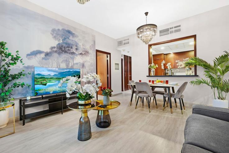 Dubai Downtown DubaiのBuilding Tariaq Bedon Esm - first-class - 1336307のアパートメントにある、モダンな家具を備えたエレガントなデザインのリビングルーム Dubai Downtown DubaiのBuilding Tariaq Bedon Esm - first-class - 1336307のアパートメントにある、モダンな家具を備えたエレガントなデザインのリビングルーム