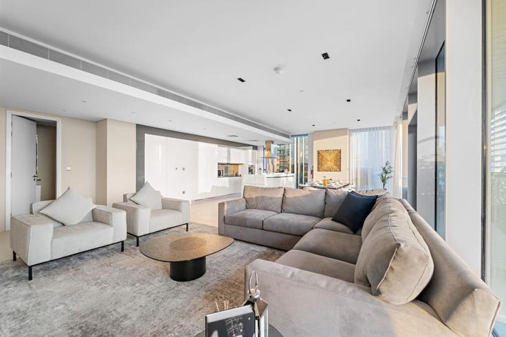 Elegante sala de estar con mobiliario moderno en un apartamento en Building Tariaq Bedon Esm - first-class - 1336308 en Bluewaters Island, Dubai