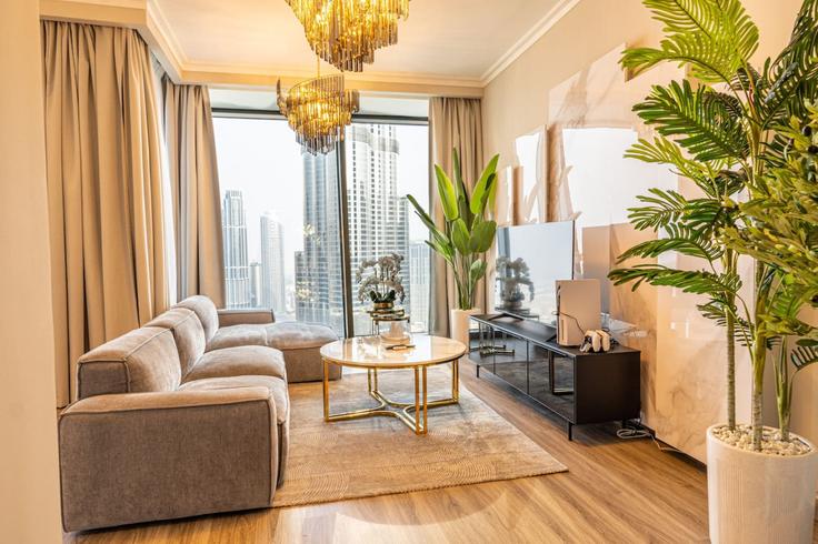 Dubai Downtown DubaiのBuilding Sheikh Mohammed bin Rashid Boulevard - first-class - 1336311のアパートメントにある、モダンな家具を備えたエレガントなデザインのリビングルーム