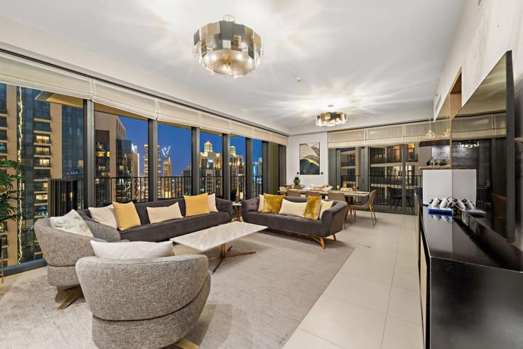 Dubai Downtown DubaiのBuilding Al Tahani St - first-class - 1336319のアパートメントにある、モダンな家具を備えたエレガントなデザインのリビングルーム