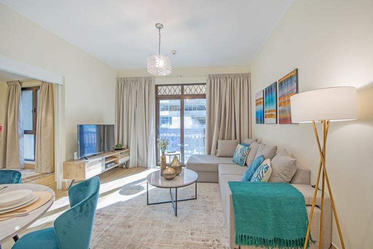 Sala de estar elegantemente projetada com móveis modernos em um apartamento no Building Tariaq Bedon Esm - first-class - 1336322 em Downtown Dubai, Dubai