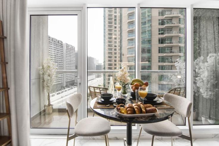 Table de salle à manger avec chaises stylisées dans un appartement à Building Dubai Fountain Street - first-class - 1336324 dans Downtown Dubai, Dubai Table de salle à manger avec chaises stylisées dans un appartement à Building Dubai Fountain Street - first-class - 1336324 dans Downtown Dubai, Dubai