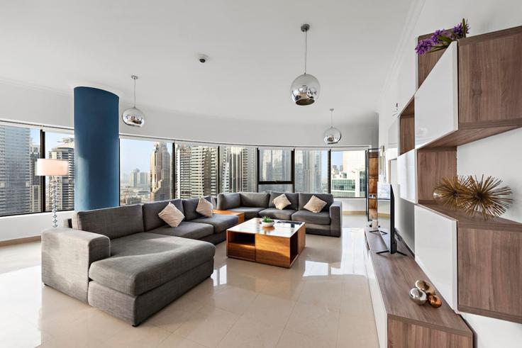 Elegante sala de estar con mobiliario moderno en un apartamento en Building Al Suwayeb Street - first-class - 1336338 en Dubai Marina, Dubai