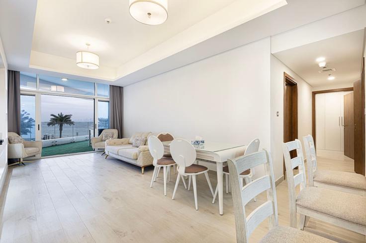 Elegantly designed living room with modern furnishings in an apartment at Building East Crescent - first-class - 1336343 in Nakhlat Jumeira, Dubai