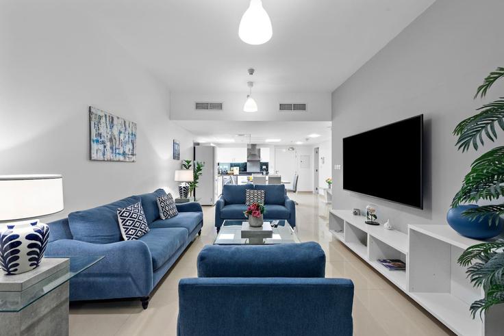 Elegant gestaltetes Wohnzimmer mit moderner Einrichtung in einer Wohnung im Building Tariaq Bedon Esm - first-class - 1336344 in Trade Center, Dubai