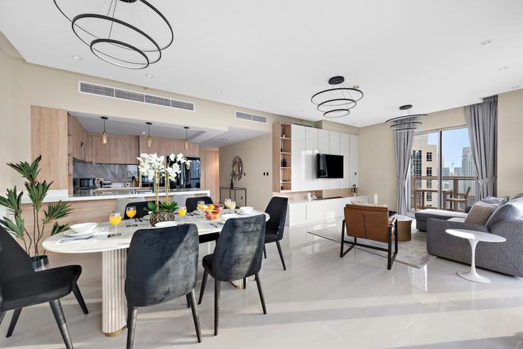 Dubai Downtown DubaiのBuilding Tariaq Bedon Esm - first-class - 1336347のアパートメントにある、モダンな家具を備えたエレガントなデザインのリビングルーム Dubai Downtown DubaiのBuilding Tariaq Bedon Esm - first-class - 1336347のアパートメントにある、モダンな家具を備えたエレガントなデザインのリビングルーム