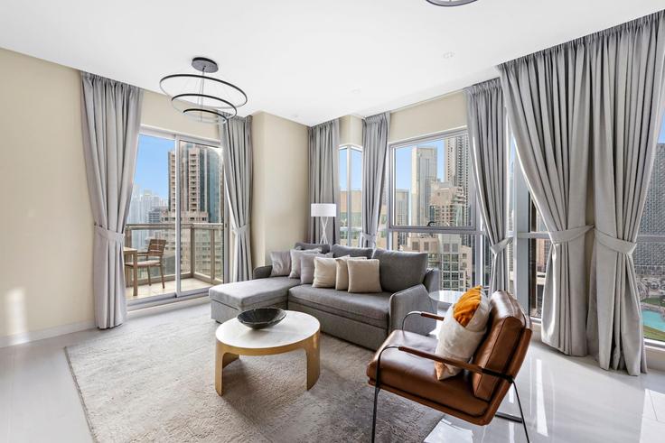 Elegant gestaltetes Wohnzimmer mit moderner Einrichtung in einer Wohnung im Building Tariaq Bedon Esm - first-class - 1336347 in Downtown Dubai, Dubai