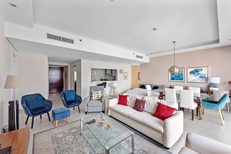 Sala de estar elegantemente projetada com móveis modernos em um apartamento no Building Marina Promenade - first-class - 1336348 em Dubai Marina, Dubai