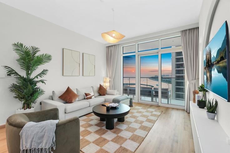Sala de estar elegantemente projetada com móveis modernos em um apartamento no Building Tariaq Bedon Esm - first-class - 1336357 em Marsa Dubai, Dubai