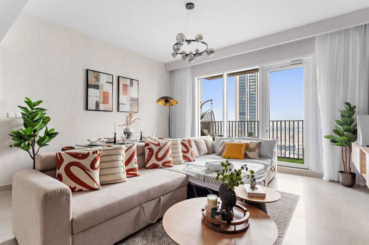 Sala de estar elegantemente projetada com móveis modernos em um apartamento no Building Tariaq Bedon Esm - first-class - 1336372 em Al Kheeran First, Dubai