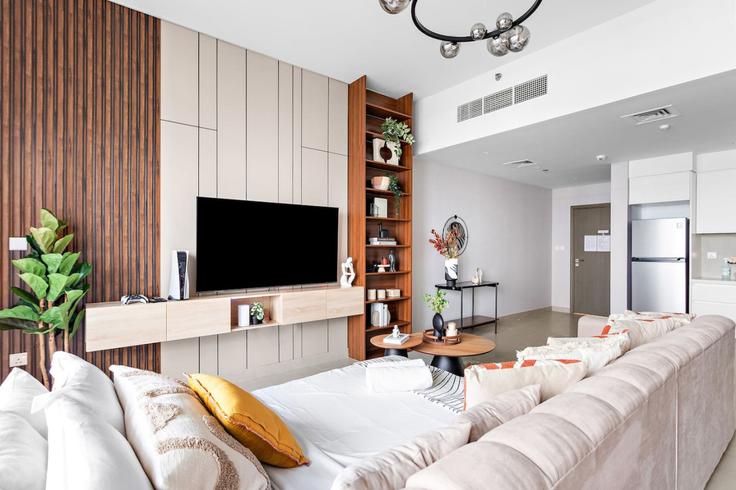 Building Tariaq Bedon Esm - first-class - 1336372 adresindeki bir dairede modern mobilyalarla zarif bir şekilde tasarlanmış oturma odası Al Kheeran First, Dubai Building Tariaq Bedon Esm - first-class - 1336372 adresindeki bir dairede modern mobilyalarla zarif bir şekilde tasarlanmış oturma odası Al Kheeran First, Dubai