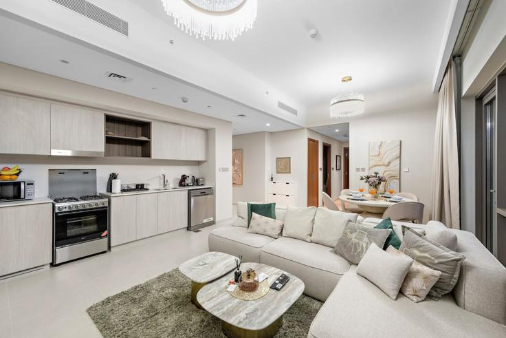 Building Tariaq Bedon Esm - first-class - 1336379 adresindeki bir dairede modern mobilyalarla zarif bir şekilde tasarlanmış oturma odası Al Kheeran First, Dubai Building Tariaq Bedon Esm - first-class - 1336379 adresindeki bir dairede modern mobilyalarla zarif bir şekilde tasarlanmış oturma odası Al Kheeran First, Dubai