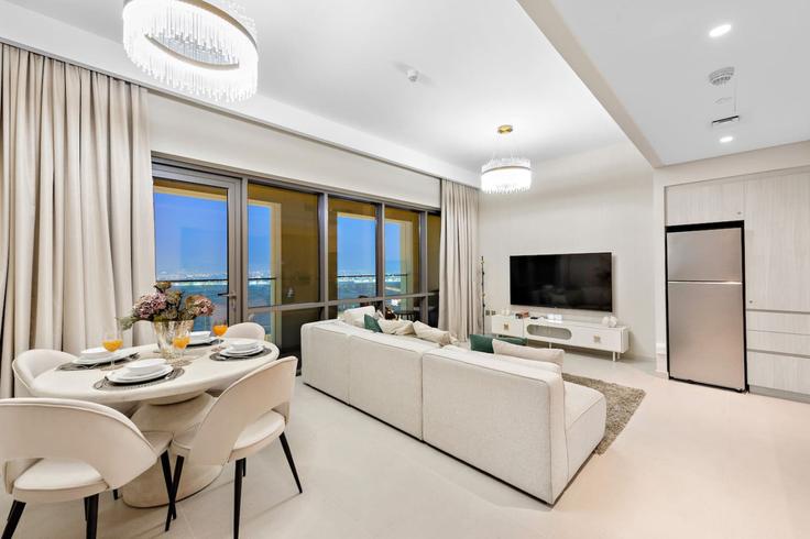 Sala de estar elegantemente projetada com móveis modernos em um apartamento no Building Tariaq Bedon Esm - first-class - 1336379 em Al Kheeran First, Dubai