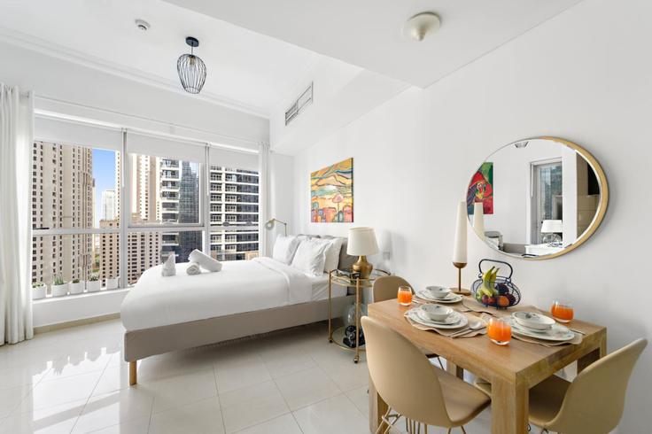 Elegante sala de estar con mobiliario moderno en un apartamento en Building King Salman Bin Abdulaziz Al Saud Street - first-class - 1336382 en Dubai Marina, Dubai