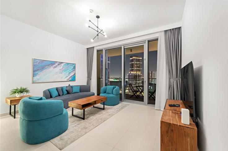 Sala de estar elegantemente projetada com móveis modernos em um apartamento no Building Tariaq Bedon Esm - first-class - 1336383 em Al Kheeran First, Dubai