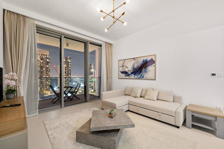 Elegant gestaltetes Wohnzimmer mit moderner Einrichtung in einer Wohnung im Building Tariaq Bedon Esm - first-class - 1336384 in Al Kheeran First, Dubai Elegant gestaltetes Wohnzimmer mit moderner Einrichtung in einer Wohnung im Building Tariaq Bedon Esm - first-class - 1336384 in Al Kheeran First, Dubai