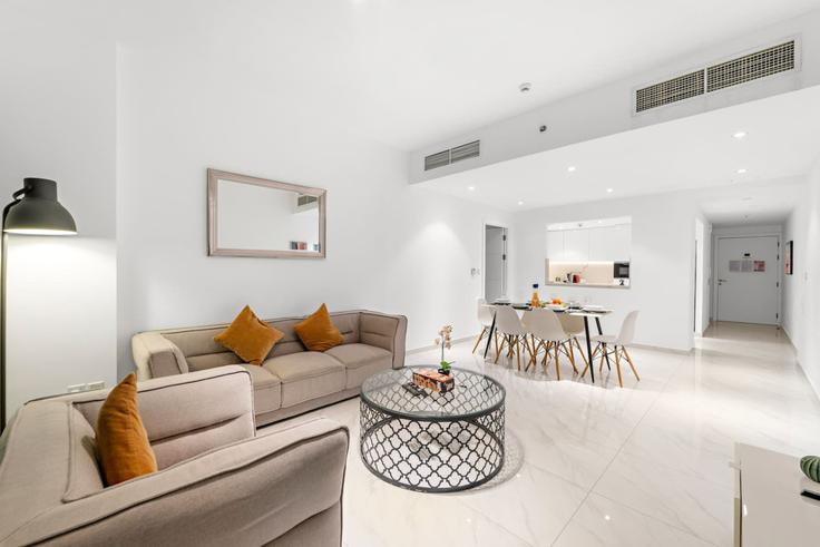 Salle de séjour élégante avec mobilier moderne dans un appartement à Building King Salman Bin Abdulaziz Al Saud Street - first-class - 1336388 à Dubai Marina, Dubai