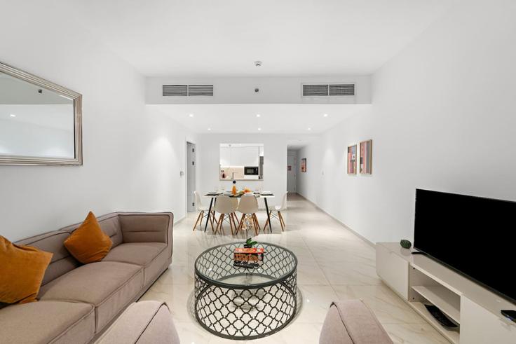 Sala de estar elegantemente projetada com móveis modernos em um apartamento no Building King Salman Bin Abdulaziz Al Saud Street - first-class - 1336388 em Dubai Marina, Dubai