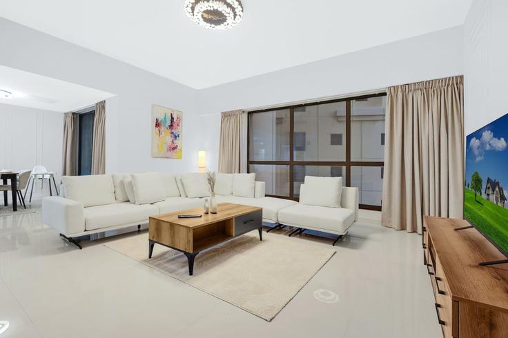 Elegant gestaltetes Wohnzimmer mit moderner Einrichtung in einer Wohnung im Building Al Mamsha Street - first-class - 1336391 in Dubai Marina, Dubai Elegant gestaltetes Wohnzimmer mit moderner Einrichtung in einer Wohnung im Building Al Mamsha Street - first-class - 1336391 in Dubai Marina, Dubai