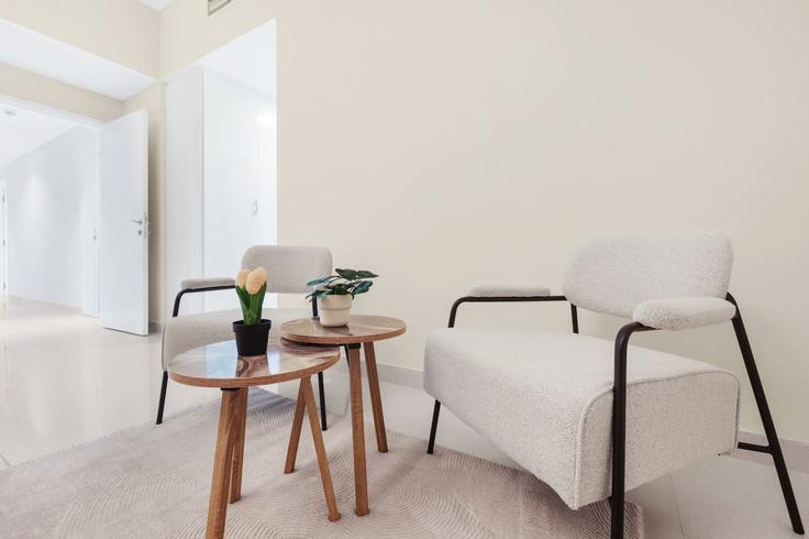 Elegant gestaltetes Wohnzimmer mit moderner Einrichtung in einer Wohnung im Building Al Mamsha Street - first-class - 1336391 in Dubai Marina, Dubai Elegant gestaltetes Wohnzimmer mit moderner Einrichtung in einer Wohnung im Building Al Mamsha Street - first-class - 1336391 in Dubai Marina, Dubai