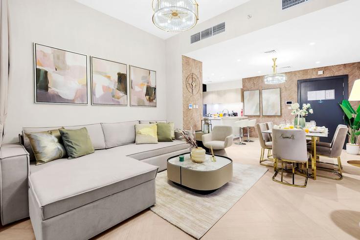 Elegant gestaltetes Wohnzimmer mit moderner Einrichtung in einer Wohnung im Building Tariaq Bedon Esm - first-class - 1336392 in Nad Al Sheba, Dubai Elegant gestaltetes Wohnzimmer mit moderner Einrichtung in einer Wohnung im Building Tariaq Bedon Esm - first-class - 1336392 in Nad Al Sheba, Dubai