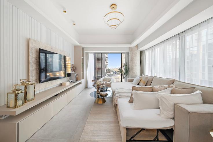 Elegant gestaltetes Wohnzimmer mit moderner Einrichtung in einer Wohnung im Building Tariaq Bedon Esm - first-class - 1336398 in Nad Al Sheba, Dubai Elegant gestaltetes Wohnzimmer mit moderner Einrichtung in einer Wohnung im Building Tariaq Bedon Esm - first-class - 1336398 in Nad Al Sheba, Dubai