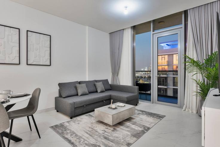 Al Merkadh, Dubai에 위치한 Building Tariaq Bedon Esm - first-class - 1336404 아파트의 세련된 인테리어가 돋보이는 거실