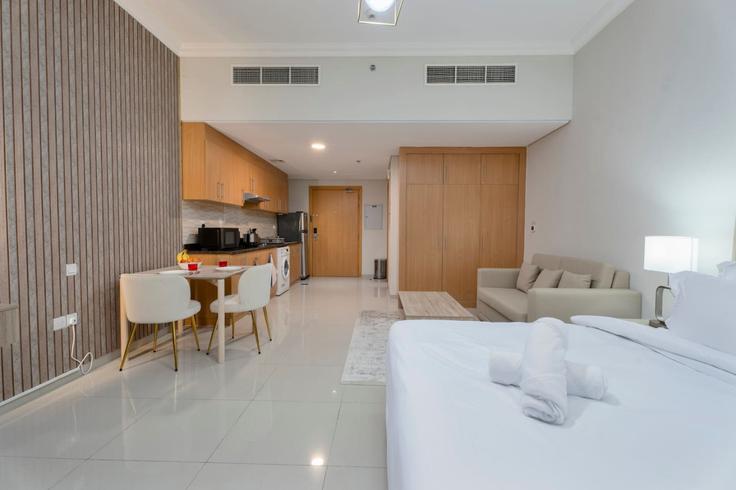 Elegant gestaltetes Wohnzimmer mit moderner Einrichtung in einer Wohnung im Building Tariaq Bedon Esm - first-class - 1336408 in Arjan-Dubailand, Dubai Elegant gestaltetes Wohnzimmer mit moderner Einrichtung in einer Wohnung im Building Tariaq Bedon Esm - first-class - 1336408 in Arjan-Dubailand, Dubai