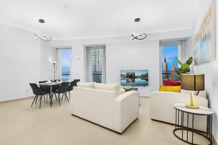 Elegant gestaltetes Wohnzimmer mit moderner Einrichtung in einer Wohnung im Building Al Mustaqbal Street - first-class - 1336421 in Downtown Dubai, Dubai Elegant gestaltetes Wohnzimmer mit moderner Einrichtung in einer Wohnung im Building Al Mustaqbal Street - first-class - 1336421 in Downtown Dubai, Dubai