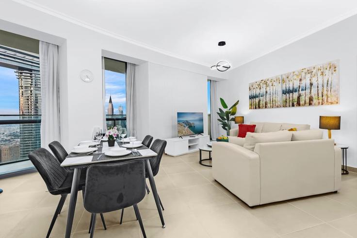 Dubai Downtown DubaiのBuilding Al Mustaqbal Street - first-class - 1336421のアパートメントにある、モダンな家具を備えたエレガントなデザインのリビングルーム