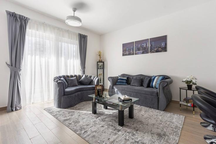 Yas Island, Abu Dhabi에 위치한 Building Tariaq Bedon Esm - first-class - 1336425 아파트의 세련된 인테리어가 돋보이는 거실 Yas Island, Abu Dhabi에 위치한 Building Tariaq Bedon Esm - first-class - 1336425 아파트의 세련된 인테리어가 돋보이는 거실