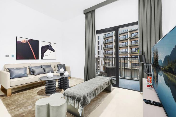 Elegante sala de estar con mobiliario moderno en un apartamento en Building Tariaq Bedon Esm - first-class - 1336426 en Hadaeq Sheikh Mohammed Bin Rashid, Dubai