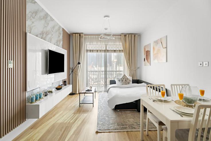 Dubai Downtown DubaiのBuilding Burj Khalifa Boulevard - first-class - 1336429のアパートメントにある、モダンな家具を備えたエレガントなデザインのリビングルーム