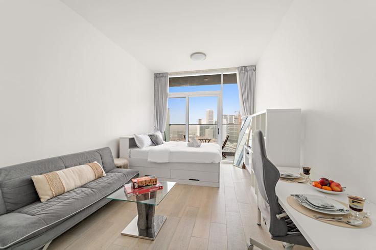 Elegant gestaltetes Wohnzimmer mit moderner Einrichtung in einer Wohnung im Building Lazuward South West - first-class - 1336431 in Al Barsha South Fourth, Dubai