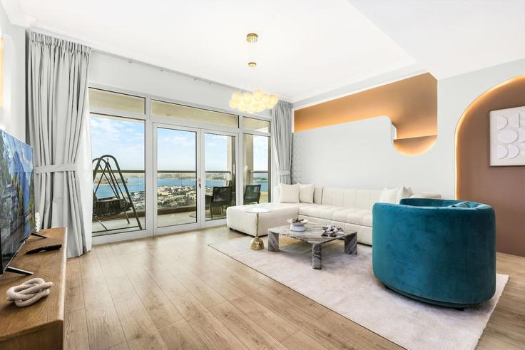 Sala de estar elegantemente projetada com móveis modernos em um apartamento no Building Palm Jumeirah Rd - first-class - 1336432 em Nakhlat Jumeira, Dubai