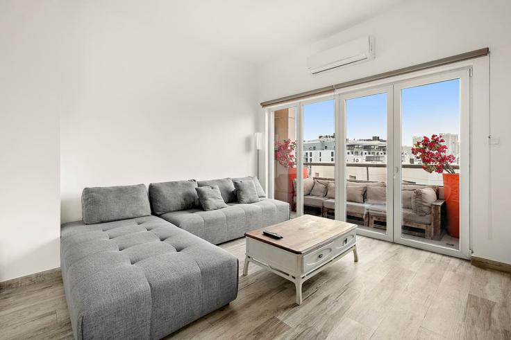 Elegante sala de estar con mobiliario moderno en un apartamento en Building Street 7 - first-class - 1336448 en Al Barsha South Fourth, Dubai Elegante sala de estar con mobiliario moderno en un apartamento en Building Street 7 - first-class - 1336448 en Al Barsha South Fourth, Dubai