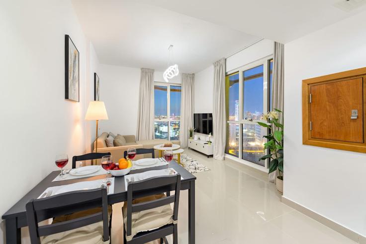 Elegant gestaltetes Wohnzimmer mit moderner Einrichtung in einer Wohnung im Building Tariaq Bedon Esm - first-class - 1336451 in Dubai Production City, Dubai