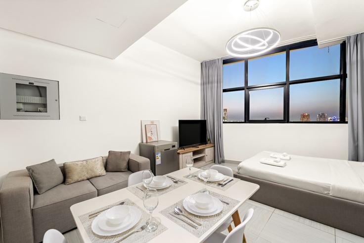 Elegant gestaltetes Wohnzimmer mit moderner Einrichtung in einer Wohnung im Building Bijada Boulevard South - first-class - 1336456 in Jumeirah Village, Dubai