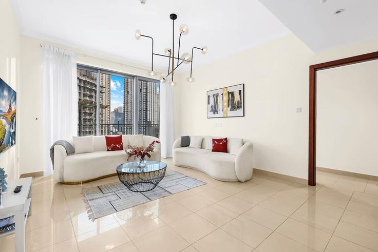 Downtown Dubai, Dubai에 위치한 Building Sheikh Mohammed bin Rashid Boulevard - first-class - 1336458 아파트의 세련된 인테리어가 돋보이는 거실 Downtown Dubai, Dubai에 위치한 Building Sheikh Mohammed bin Rashid Boulevard - first-class - 1336458 아파트의 세련된 인테리어가 돋보이는 거실