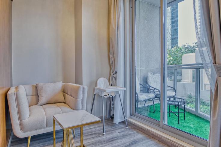 Dubai Downtown DubaiのBuilding Tariaq Bedon Esm - first-class - 1336460のアパートメントにある、モダンな家具を備えたエレガントなデザインのリビングルーム Dubai Downtown DubaiのBuilding Tariaq Bedon Esm - first-class - 1336460のアパートメントにある、モダンな家具を備えたエレガントなデザインのリビングルーム