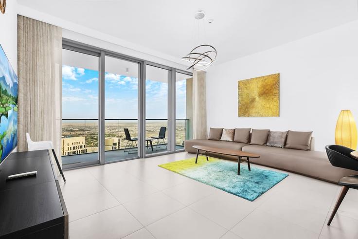 Al Kheeran First, Dubai에 위치한 Building Tariaq Bedon Esm - first-class - 1336469 아파트의 세련된 인테리어가 돋보이는 거실