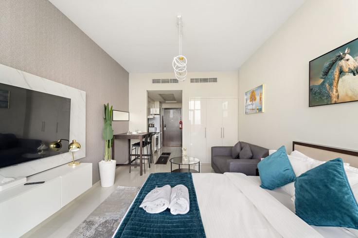 Building Jumeriah Village St 1 - first-class - 1336470 adresindeki bir dairede modern mobilyalarla zarif bir şekilde tasarlanmış oturma odası Al Barsha South Fourth, Dubai